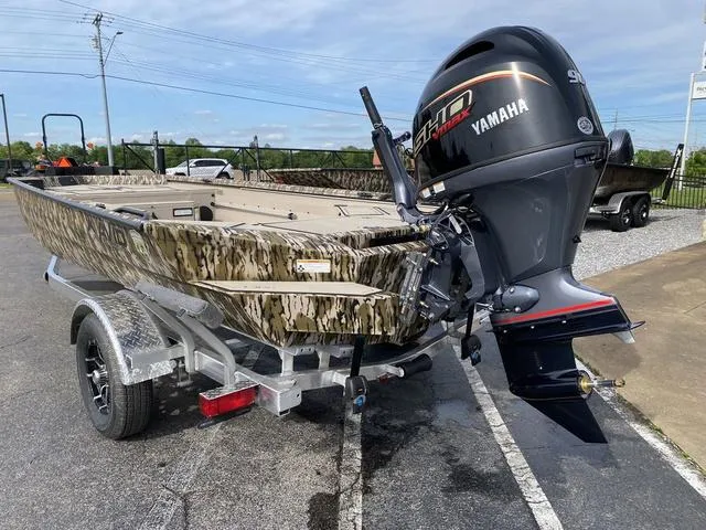 Slide: The Image of Avid 18 COMMANDER W/ YAMAHA 90 TILLER 2025 - 3