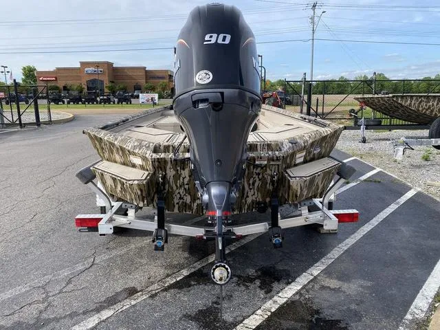 Slide: The Image of Avid 18 COMMANDER W/ YAMAHA 90 TILLER 2025 - 4