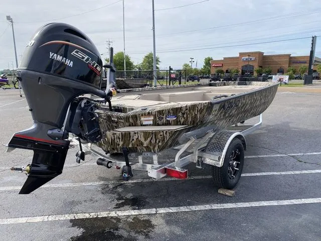 Slide: The Image of Avid 18 COMMANDER W/ YAMAHA 90 TILLER 2025 - 5