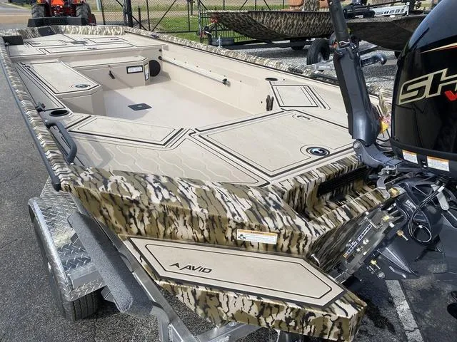 Slide: The Image of Avid 18 COMMANDER W/ YAMAHA 90 TILLER 2025 - 6