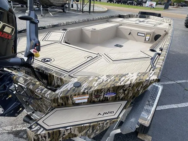 Slide: The Image of Avid 18 COMMANDER W/ YAMAHA 90 TILLER 2025 - 7