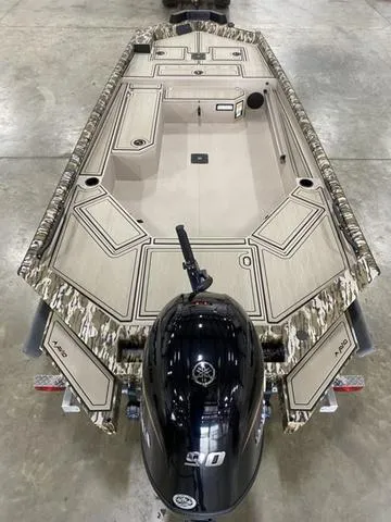 Slide: The Image of Avid 18 COMMANDER W/ YAMAHA 90 TILLER 2025 - 8