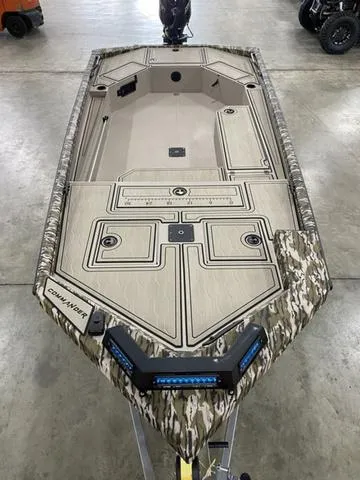 Slide: The Image of Avid 18 COMMANDER W/ YAMAHA 90 TILLER 2025 - 9