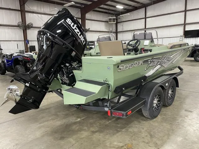 Slide: The Image of SeaArk EASY 200 W/ SUZUKI 200 2025 - 10