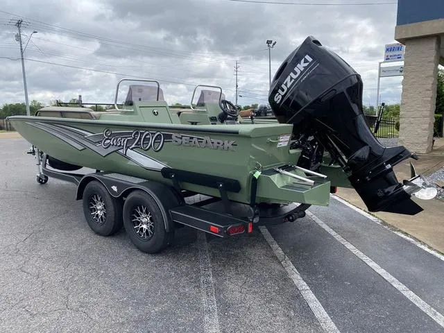 Slide: The Image of SeaArk EASY 200 W/ SUZUKI 200 2025 - 4