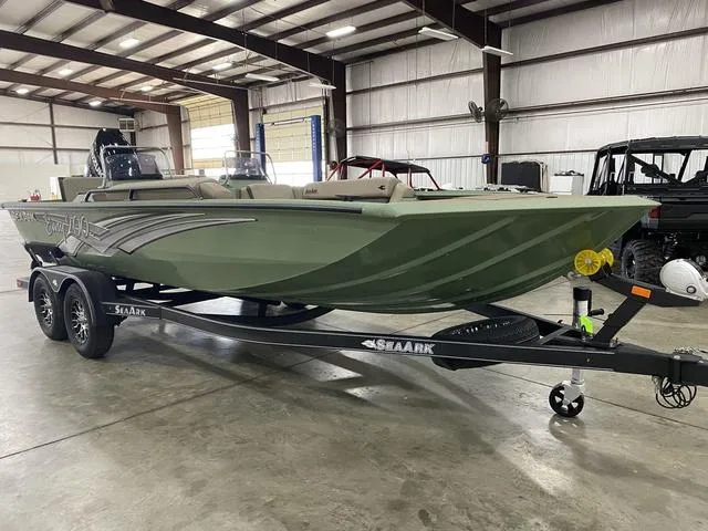 Slide: The Image of SeaArk EASY 200 W/ SUZUKI 200 2025 - 8