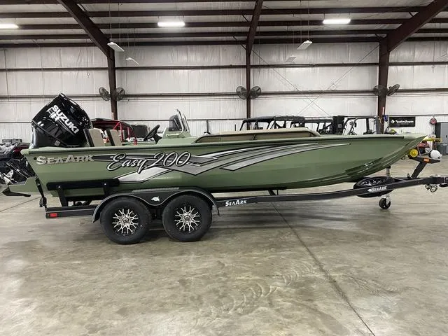 Slide: The Image of SeaArk EASY 200 W/ SUZUKI 200 2025 - 9