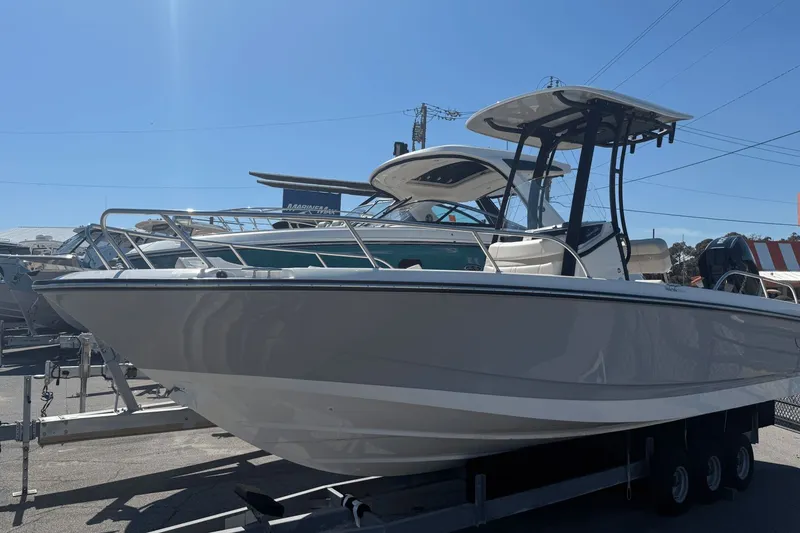 Slide: The Image of Boston Whaler 250 Dauntless 2026 - 1