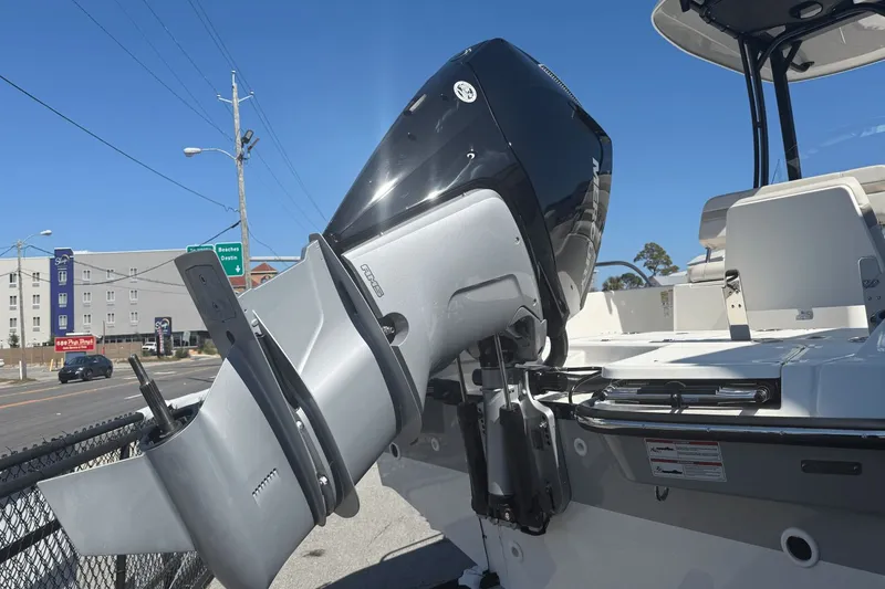 Slide: The Image of Boston Whaler 250 Dauntless 2026 - 11