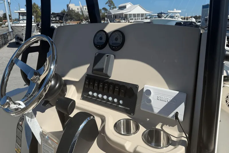 Slide: The Image of Boston Whaler 250 Dauntless 2026 - 19