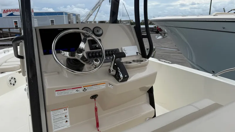 Slide: The Image of Boston Whaler 250 Dauntless 2026 - 29