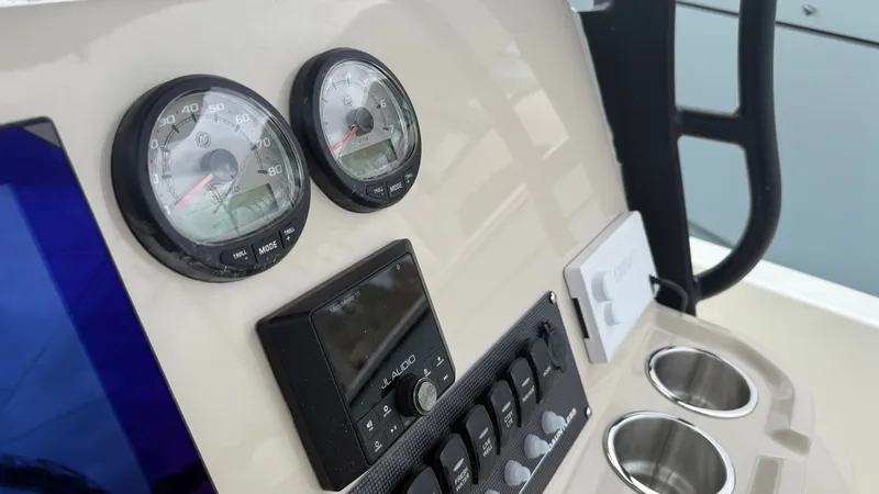 Slide: The Image of Boston Whaler 250 Dauntless 2026 - 31
