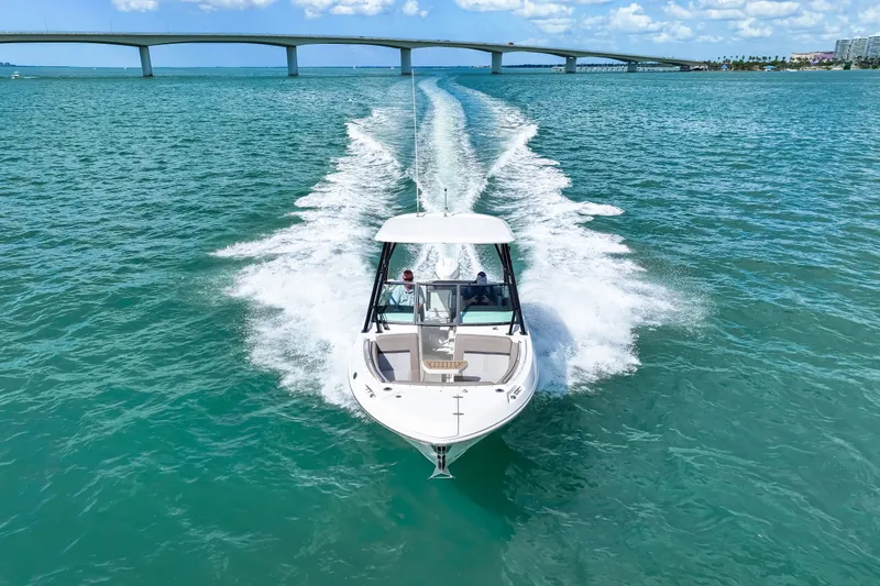 Slide: The Image of Boston Whaler 240 Vantage 2026 - 14