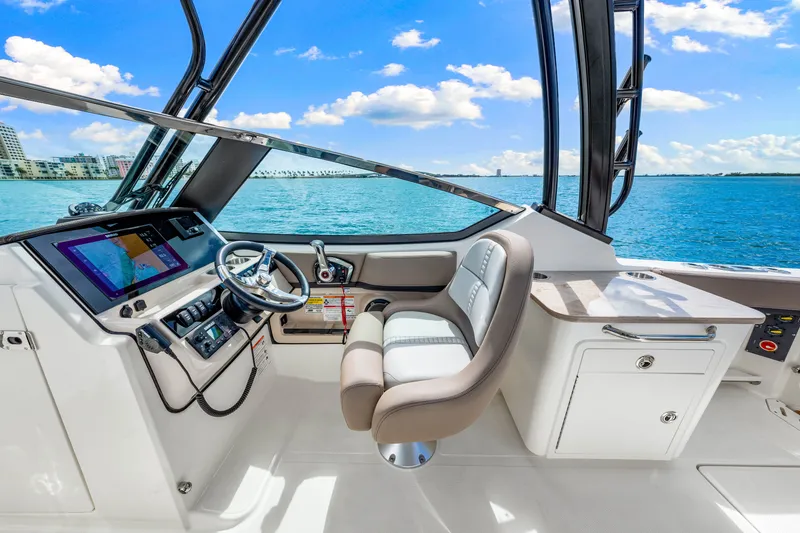 Slide: The Image of Boston Whaler 240 Vantage 2026 - 26