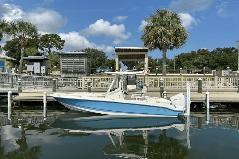 Slide: The Image of Boston Whaler 220 Dauntless 2026 - 0