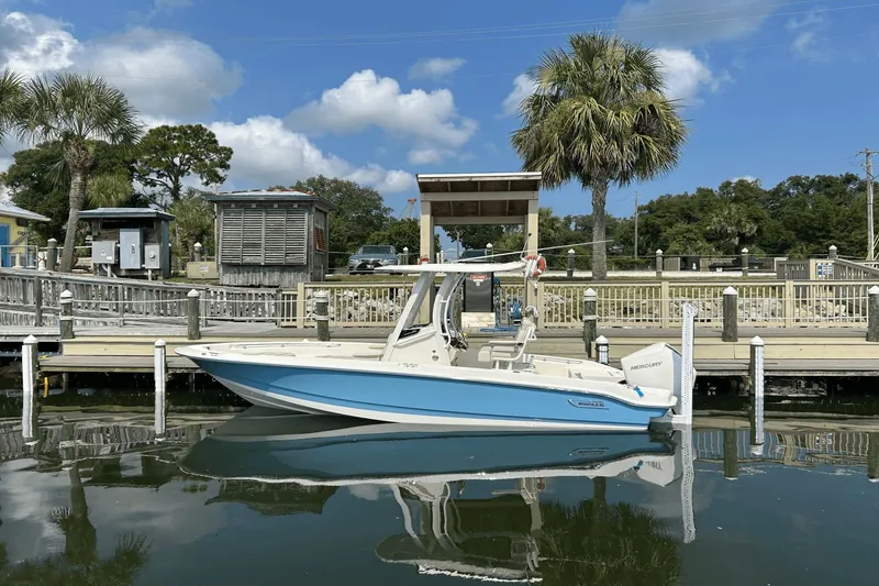 Slide: The Image of Boston Whaler 220 Dauntless 2026 - 1
