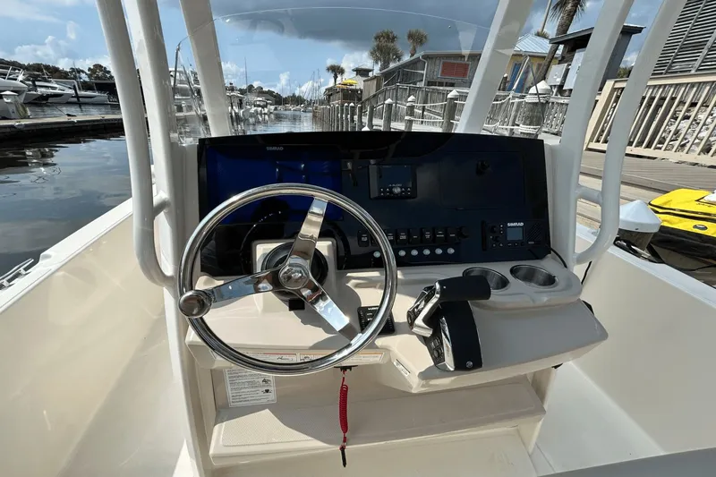 Slide: The Image of Boston Whaler 220 Dauntless 2026 - 14