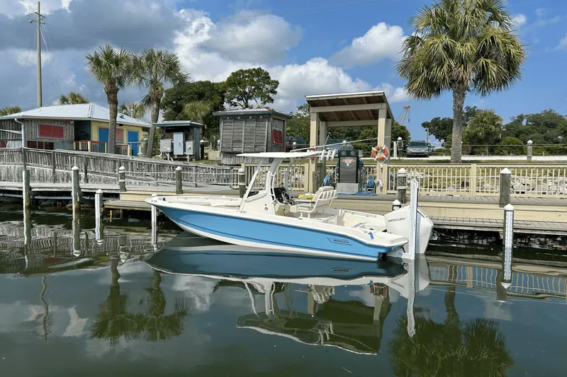 Slide: The Image of Boston Whaler 220 Dauntless 2026 - 2