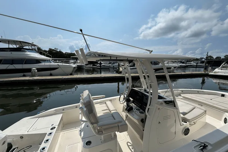 Slide: The Image of Boston Whaler 220 Dauntless 2026 - 23