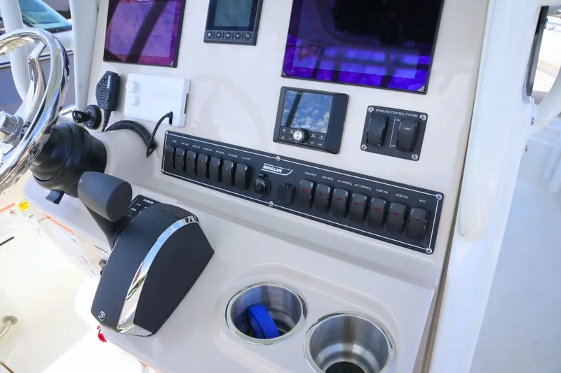 Slide: The Image of Boston Whaler 230 Outrage 2026 - 15