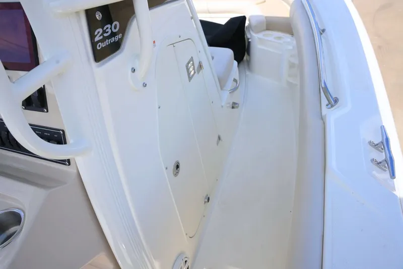 Slide: The Image of Boston Whaler 230 Outrage 2026 - 16