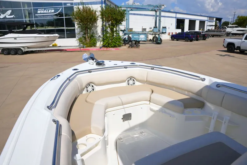 Slide: The Image of Boston Whaler 230 Outrage 2026 - 19