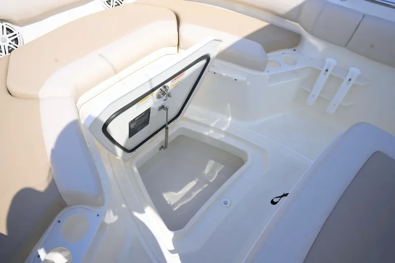 Slide: The Image of Boston Whaler 230 Outrage 2026 - 20