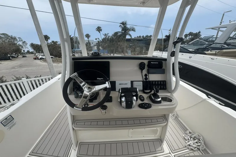 Slide: The Image of Boston Whaler 270 Dauntless 2022 - 3