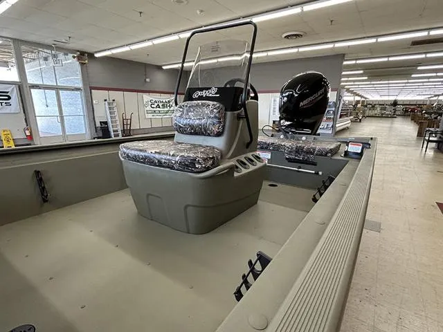 Slide: The Image of Tracker GRIZZLY 1860 Utility 2025 - 3