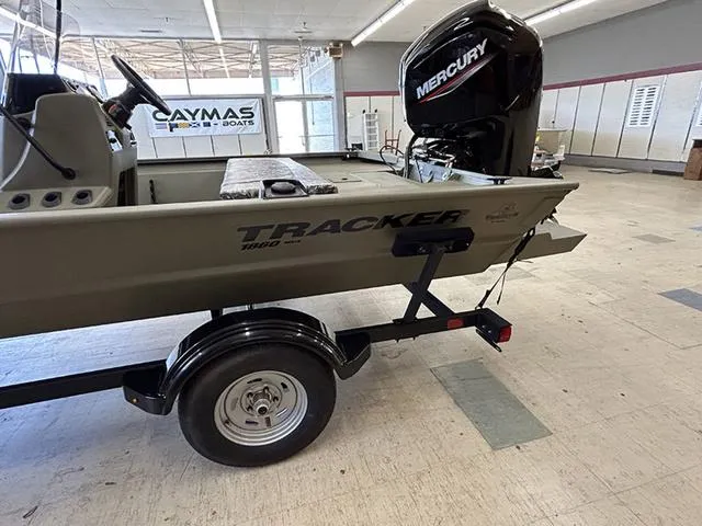 Slide: The Image of Tracker GRIZZLY 1860 Utility 2025 - 4