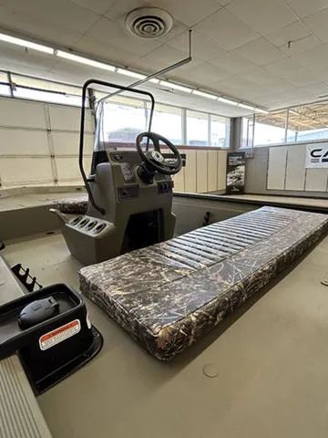 Slide: The Image of Tracker GRIZZLY 1860 Utility 2025 - 5