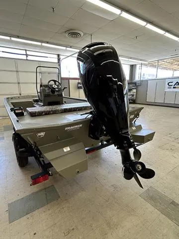 Slide: The Image of Tracker GRIZZLY 1860 Utility 2025 - 6