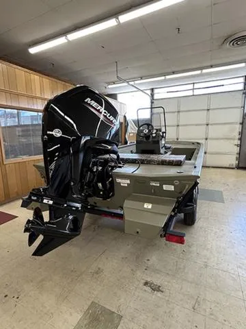 Slide: The Image of Tracker GRIZZLY 1860 Utility 2025 - 7