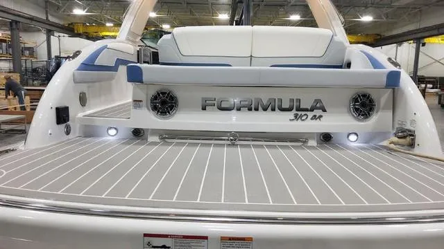 Slide: The Image of Formula 310 Bowrider 2024 - 12