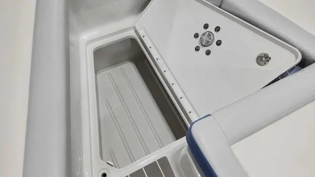 Slide: The Image of Formula 350 Crossover Bowrider 2024 - 31