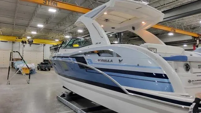 Slide: The Image of Formula 350 Crossover Bowrider 2024 - 7