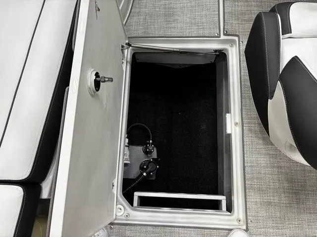 Slide: The Image of Crownline Boats E210 XS 2024 - 5