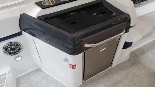 Slide: The Image of Formula 310 Bowrider 2025 - 11