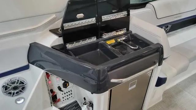 Slide: The Image of Formula 310 Bowrider 2025 - 12