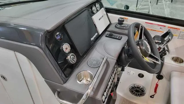 Slide: The Image of Formula 310 Bowrider 2025 - 13