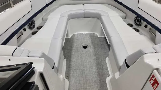 Slide: The Image of Formula 310 Bowrider 2025 - 18