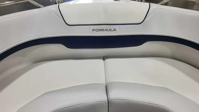 Slide: The Image of Formula 310 Bowrider 2025 - 19