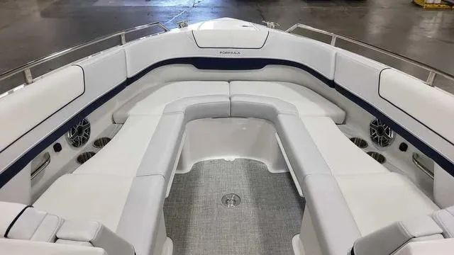 Slide: The Image of Formula 310 Bowrider 2025 - 20