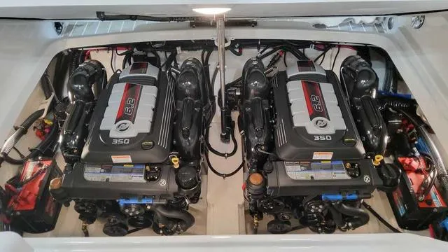 Slide: The Image of Formula 310 Bowrider 2025 - 23