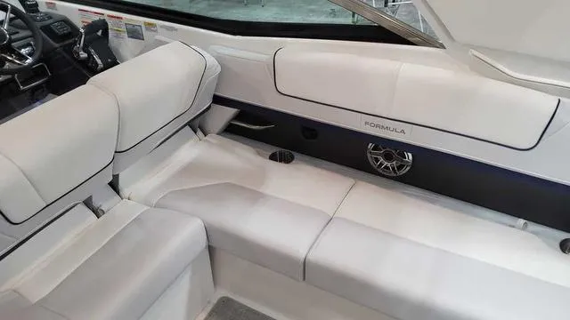 Slide: The Image of Formula 310 Bowrider 2025 - 6