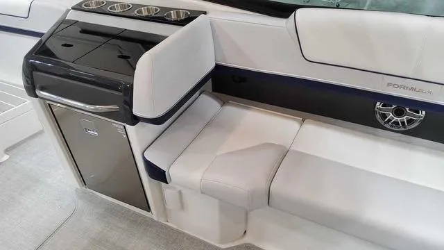 Slide: The Image of Formula 310 Bowrider 2025 - 9