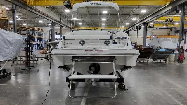 Slide: The Image of Formula 270 Bowrider 2025 - 16