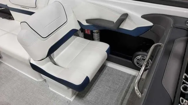 Slide: The Image of Formula 270 Bowrider 2025 - 7