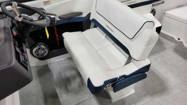 Slide: The Image of Formula 270 Bowrider 2025 - 8