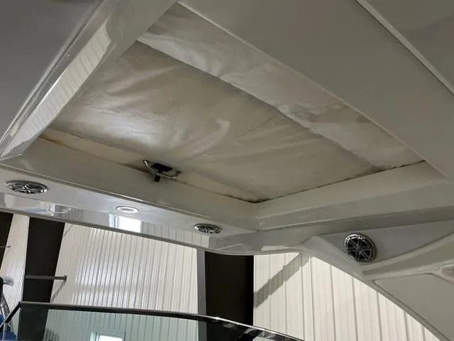 Slide: The Image of Formula Boats 350 Crossover Bowrider 2019 - 10